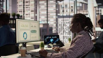 africain américain Personnel en cours d'analyse financier Les données pour stratégique planification, débattre Ressource allocation pour efficace affaires opérations. analyste Est-ce que financier prévision et analyse. caméra b. video