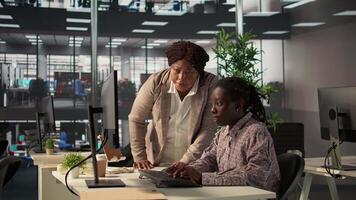 African american CEO and employee review company numbers, creating a roadmap that includes goals, strategies and resource allocation management. Specialists meet corporate objectives. Camera B. video
