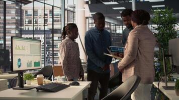 professionell team analyserar arkiveras data på en finansiell fil under möte, samarbetande på företag lösningar och lösning uppgifter till förbättra prestanda för lång termin tillväxt. kamera b. video