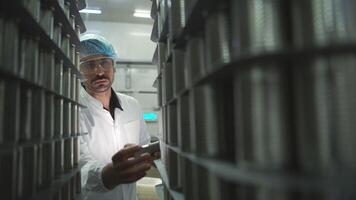 produktion kontrollera handledare inspekterar och kontroller de drift av varje steg i de produktion linje av en konserverad fisk fabrik video