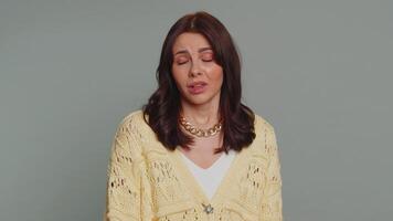 cansado entediado mulher indiferente expressão, Exausta do tedioso história não interessado dentro comunicação video