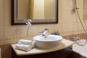 Discover Elegant Bathroom Design blending Modern Fixtures with Natural Accents seamlessly photo