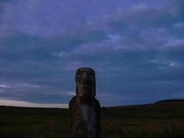 estatuas de Pascua de Resurrección isla en el antecedentes de el puesta de sol. derritiendo de el Pascua de Resurrección estatua en el luz de sol de el puesta de sol. foto
