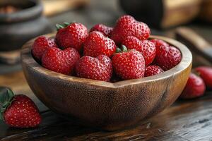 en forma de corazon fresas en rústico de madera cuenco para sano verano bocadillo foto