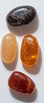 cuatro cayó piedras de diferente colores y texturas en un blanco antecedentes foto