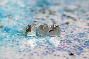 elegante plata en forma de corazon semental pendientes Perfecto para todos los días vestir y especial ocasiones. foto