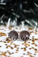 hecho a mano redondo plata pendientes con inspirado en la naturaleza diseño en blanco brillante Navidad antecedentes. foto