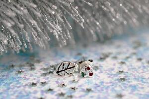 hecho a mano plata hoja semental pendientes con piedras preciosas en blanco Navidad Brillantina antecedentes. foto
