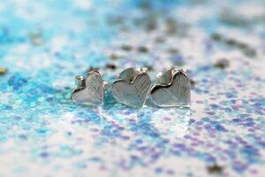 elegante plata en forma de corazon semental pendientes Perfecto para todos los días vestir y especial ocasiones. foto