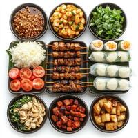 surtido de tailandés platos con ensartado carne, primavera rollos, y lado platos foto