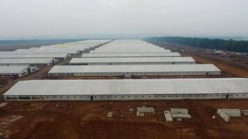 Kiew, Ukraine, 2 kann 2024 industriell Bauernhof Gebäude. oben Aussicht von das neu gebaut industriell Zone. Antenne Aussicht von Hangars im das Fabrik. Neu modern Hangars. video