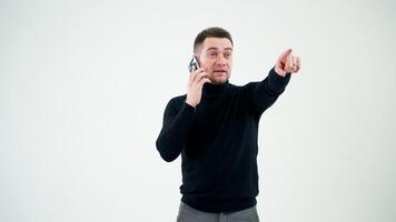 sorridente homem com uma telefone isolado em branco fundo. bonito homem de negocios falando em a Móvel telefone e gesticulando. e-business conceito. video