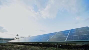 ensolarado bateria em a campo. azul fotovoltaico painéis dentro ensolarado reflexão debaixo a azul céu. renovável fonte do energia. Visão a partir de abaixo. video