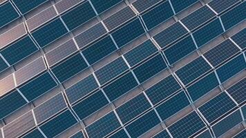 parte superior ver de un nuevo solar granja. filas de moderno fotovoltaica solar paneles renovable ecológico fuente de energía desde el Dom. aéreo vista. video