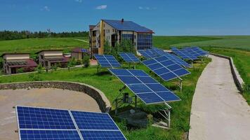 solar paneles en campo. moderno arquitectura entre naturaleza con soleado baterías en techo y exterior pared. renovable fuente de limpiar energía. video