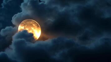 uma cheio lua é visto dentro a céu com nuvens video