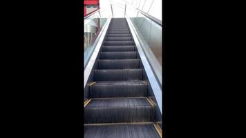 un pulcro, esmeradamente diseñado escalera mecánica asciende suavemente en un espacioso público área, exhibiendo sus moderno diseño y alto funcionalidad ese permite para fácil movimiento Entre diferente niveles video
