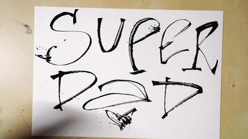 artístico mano letras proceso creando súper papá con tinta y caligrafía tecnicas video