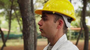 Technician Reprimands Workers Who Are Crazy For Having Done The Work Badly video