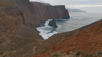miradouro da ponta Faz rosto. canical - Portugal, Madeira ilha. Visão do a atlântico oceano, litoral e costeiro falésias video