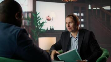 vielfältig Geheimnis Bedienung Duo im ein cia Bibliothek Salon Überprüfung strategisch Information, Herstellung Entscheidungen zum National Sicherheit Regierungs Agentur. Überwachung Unterlagen zum Fall Beweis. Kamera a. video