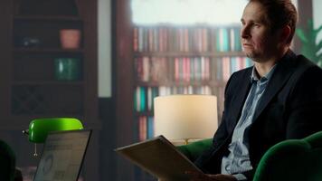 skicklig intelligens ombud på en säkra fast telefon telefon ring upp diskuterar konfidentiell information och håller på med bakgrund kolla upp på en misstänka. Ospårbar disponibel siffra i spionage. kamera b. video