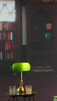 verticale accogliente Vintage ▾ biblioteca con verde sedie e whisky bicchieri creare un' di classe ambientazione, circondato di legna libreria e caldo luce. atmosfera di eredità, tradizione e aristocrazia. video