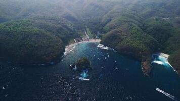 acima Visão do Nusa penida ilha e oceano com cristal baía de praia. costeiro panorama com verde colinas e oceano video