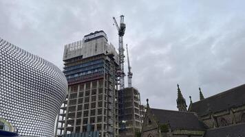 Alto edificio debajo construcción adyacente a selfridges y Iglesia foto