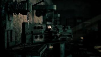 maquinaria dentro a abandonado oficina iluminado de suave luz video