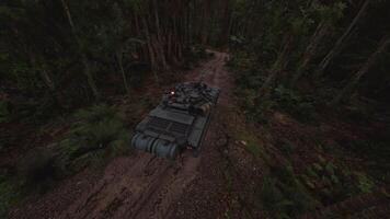 Panzer navigieren ein Urwald Pfad umgeben durch dicht Vegetation und Bäume video