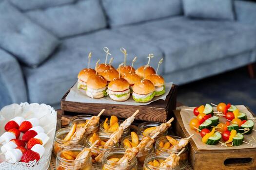 allí es un mesa ese es coronado con un amplio variedad de comida elementos, y en el fondo, usted lata ver un cómodo sofá ese agrega a el en general atmósfera de el escena foto