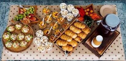 A beautifully arranged table with delicious food, colorful dishes, and refreshing drinks creates a warm atmosphere, inviting everyone to gather and enjoy the meal in harmony photo