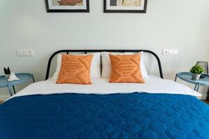 Experience a Cozy, Modern Bedroom with Stylish Decor, Soft Textiles, and a Welcoming Atmosphere for Ultimate Comfort and Relaxation photo