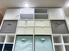 descubrir un diverso rango de elegante vertical estantería equipado con vistoso contenedores ese no solamente mejorar eficiente hogar organización pero además añadir un decorativo toque foto
