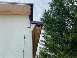 Structural Damage Detected at the Corner of a Residential Building, Raising Concerns for Homeowners and Safety photo