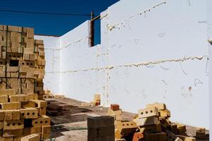 The construction site displays yellow bricks and concrete walls, showcasing the ongoing development of a building. It illustrates the incomplete state of the project photo