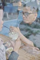 joven asiático musulmán Pareja Fechado a café tienda foto