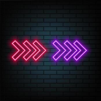 neón flecha señales colocar. brillante flecha puntero símbolos en ladrillo pared antecedentes. colección de vistoso neón flechas, web iconos bandera diseño, brillante publicidad letrero elementos.. vector