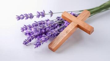 Pascua de Resurrección de madera cruzar con lavanda en blanco fondo, Copiar espacio foto