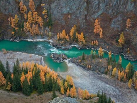 crepúsculo en un montaña Valle con un río. foto