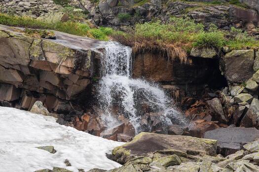 cascada entre cantos rodados en remoto montañas. foto