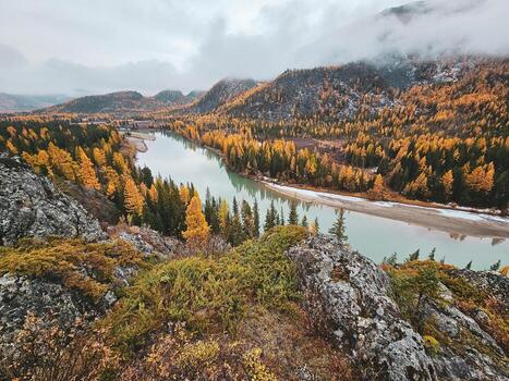 granito acantilado encima el río. maravilloso devanado turquesa río en un otoño montaña valle. hermosa otoño paisaje en el montañas, río y vistoso bosque. foto