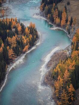 crepúsculo en un otoño montaña Valle con un río. vertical vista. foto