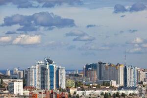 el moderno arquitectura de nuevo edificios sube encima el techos de antiguo edificios en el urbano paisaje. foto