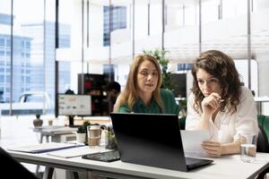 hora equipo abastecimiento calificado candidatos mediante trabajo publicaciones en empleo tableros, utilizando reclutamiento herramientas. reclutadores identificando experto empleados a obtener contratado para recién abrió empresa posición foto