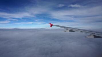 Visão a partir de a janela do a asa do a aeronave durante a voar sobre a nuvens video