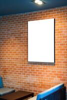 Bosquejo imagen de blanco cartelera blanco pantalla carteles para publicidad, blanco foto marcos monitor en el pared en café tienda para tu diseño