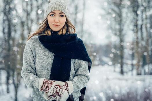 invierno joven mujer retrato. belleza alegre modelo niña riendo y teniendo divertido en invierno parque. hermosa joven hembra al aire libre, disfrutando naturaleza, invierno foto