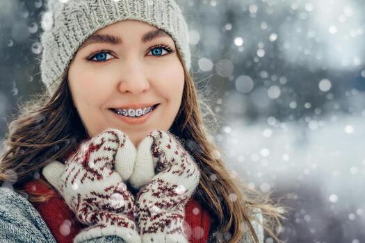 invierno joven mujer retrato. belleza alegre modelo niña riendo y teniendo divertido en invierno parque. hermosa joven hembra al aire libre, disfrutando naturaleza, invierno foto